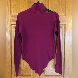 🍷 Free People Women’s Ribbed Tee / Mock Neck Style – Size Small